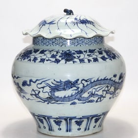 A piece of Yuan Dynasty blue and white double dragon chasing lotus leaf lid jar