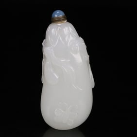 A beautiful Hetian jade butterfly melon fruit snuff bottle