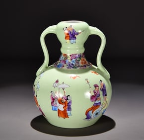 A Qing Qianlong green space pastel spring tour picture Ruyi ear garlic bottle
