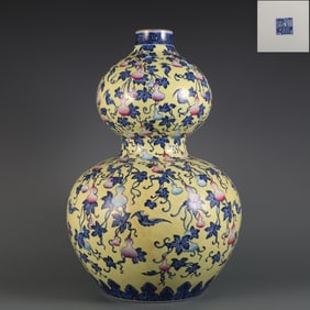 A large gourd bottle made in the Qianlong period of the Qing Dynasty