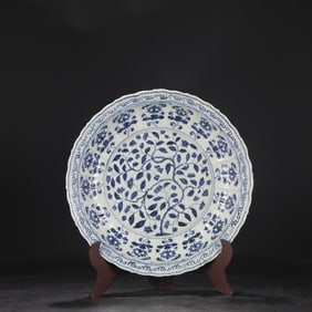 A Ming Dynasty Hongwu blue and white entwined floral pattern melon edge edge plate