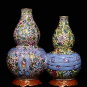 A Qing Qianlong pastel floral ribbon one-piece gourd bottle