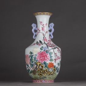 A Qing Qianlong pastel gold-painted rich peony picture amphora
