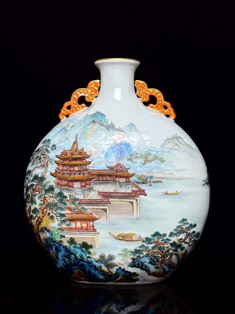 A Qianlong period of the Qing Dynasty Landscape Pavilion Inscription Poem alum red amphora painted: Qianlong year system of the Qing Dynasty Landscape Pavilion Inscription Poem alum red double ears painted with gold to hold the moon SIZE: Mouth D:6.3cm H:29.3cm Belly D:24.8cm Bottom D:13cm (The Dime