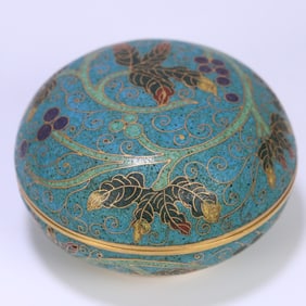 A cloisonné grape lid box made in the Qianlong period of the Qing Dynasty