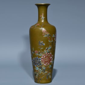A Qing Qianlong tea foam glaze pastel gold-painted floral pattern Lai clothing bottle