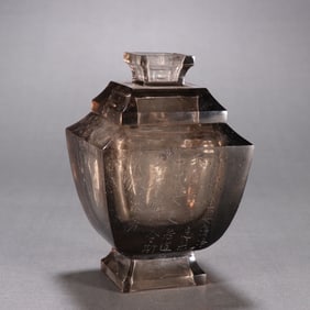 A tea crystal carved poetry bottle of the Qing Dynasty