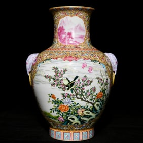 A piece of Qing Qianlong pastel gilt flower and bird pattern elephant ear statue