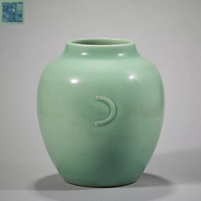A bean blue glaze crescent jar of the official kiln of the Qianlong era of the Qing Dynasty