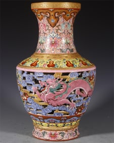 A hollow Yunlonggou wind tail grass made in the Qianlong period of the Qing Dynasty