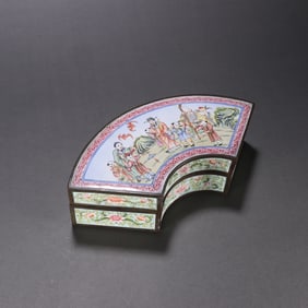 A bronze tire painting enamel Fulu Shouxian cover box of the Qing Dynasty