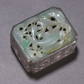 A silver-inlaid jade "Haidongqing" pattern lid box of the Qing Dynasty
