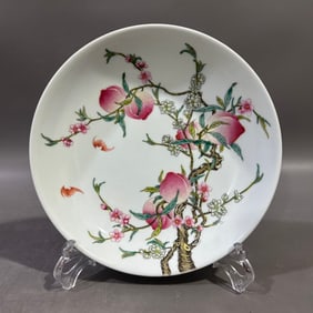 An enamel peach plate made in the Qianlong era