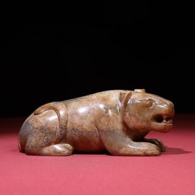 A jade bear ornament of the Warring States period