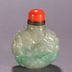 A beautiful Qing jade carved gourd snuff bottle