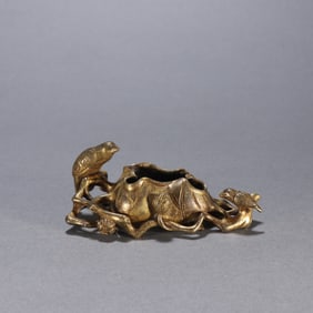 A copper-gilt lotus leaf-shaped wash from the Qing Dynasty