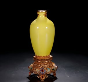 A Qing Dynasty "Qianlong year" inlaid silver gilt inlaid lemon yellow Guanyin vase