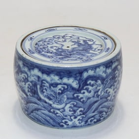 A Ming Dynasty Xuande blue and white sea water auspicious beast pattern cricket jar