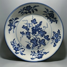 A blue and white broken branch flower grape pattern plate made in the Xuande year of the Ming