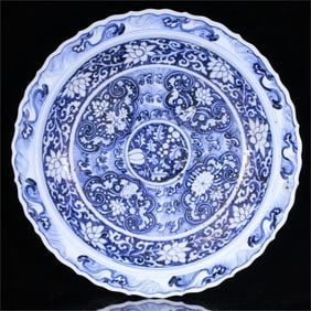 A blue and white entwined flower pattern appreciation plate of the Ming Dynasty