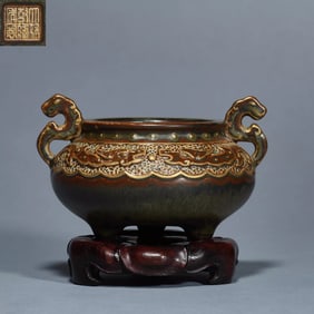 A tea powder glaze gold-painted incense burner of the official kiln made in the Qianlong period of