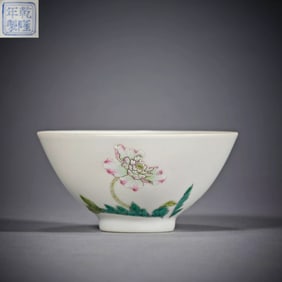 A floral pastel porcelain cup made in the Qianlong official kiln of the Qing Dynasty