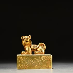 A bronze gilt tiger twist of the Qing Dynasty carved broken branch flower study seal