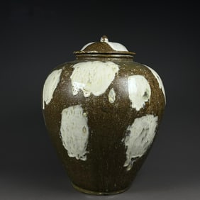 A kiln lid jar of the Lushan kiln in the Tang Dynasty