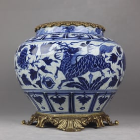 A Yuan Dynasty blue and white pattern inlaid with copper-rimmed jars