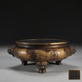 A profound bronze bronze-born beast foot lion head and ear furnace of the Ming Dynasty