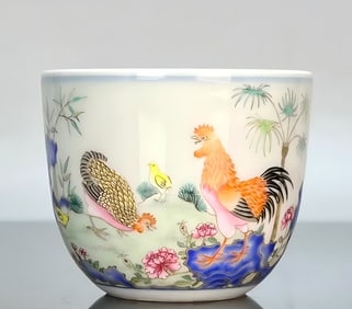 A pastel chicken tank cup made in the Qianlong period of the Qing Dynasty