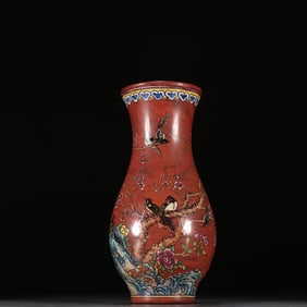 A Qing Dynasty material vessel flower and bird pattern bottle