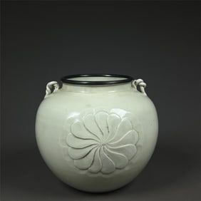 A double-series jar of carved flowers and silver mouths of the Song Dynasty Ding kiln