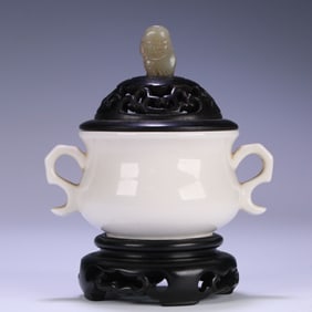 A beautiful jade button rosewood cover Todd white porcelain amphora