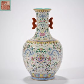 A colorful entwined amphora from the official kiln of the Qianlong era of the Qing Dynasty