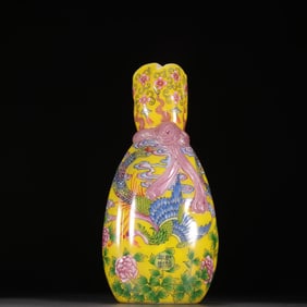 A Qing Dynasty glazed painting enamel phoenix pattern baggage bottle