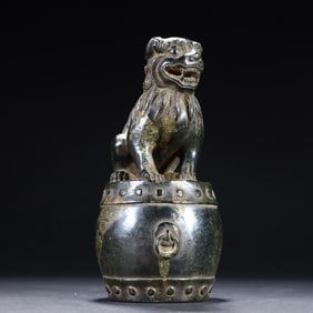 A desk stone lion from the Qing Dynasty