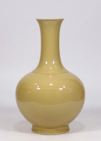 A Qing Dynasty Qianlong chanterelle yellow glaze appreciation bottle