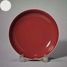 A red glaze color plate of the official kiln made in the Qianlong period of the Qing Dynasty