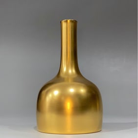 A piece of Qing Dynasty Kangxi year gold ground rattle statue
