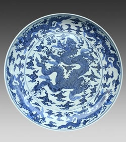 A blue and white auspicious cloud Kowloon plate from the Yongxuan period of the Ming Dynasty