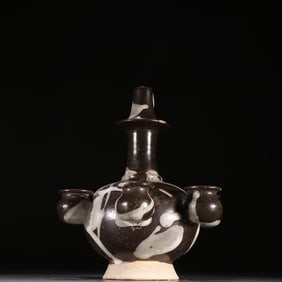 A seven-hole bottle of Lushan flower kiln in the Tang Dynasty