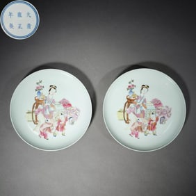 A pair of figure-decorated pastel porcelain plates of the official kiln of the Yongzheng era of the