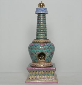 A pastel turquoise green space intertwined pattern relic pagoda made in the Qianlong period of the
