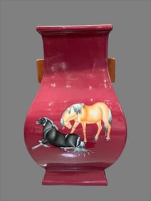 A Qing Dynasty Qianlong horse horse bottle