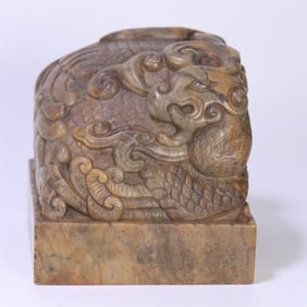 On the other hand, the Shoushan stone phoenix pattern button seal of the Qing Dynasty
