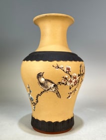 A vase with calcined clay and color engraved on the tip of the eyebrow