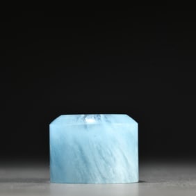 A fine aquamarine finger