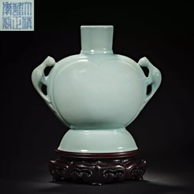A bean blue glaze amphora from the official kiln of the Yongzheng era of the Qing Dynasty