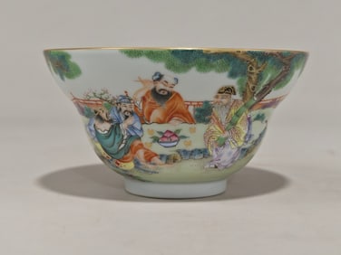 A pastel figure Eight Immortals pattern folding bowl made in the Qianlong period of the Qing Dynasty